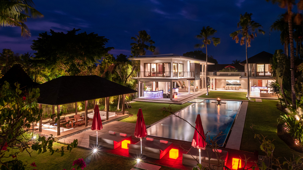 Villa Kalyani - Stunning villa at dusk